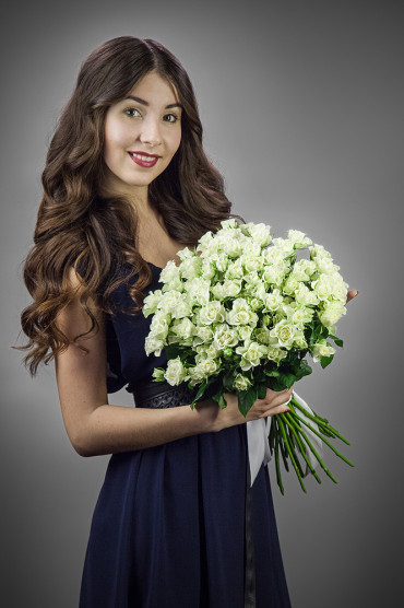 Кустовые розы белые 25 шт.