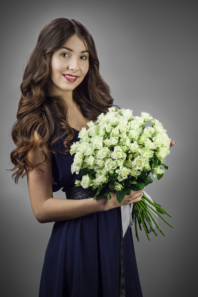 Кустовые розы белые 25 шт.