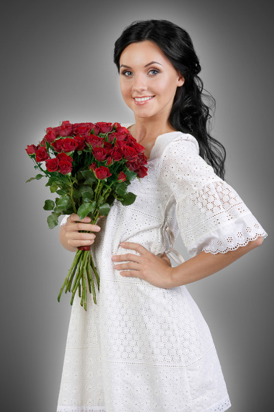 Кустовые розы красные 15 шт.