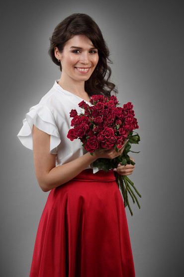Кустовые розы красные 15 шт.